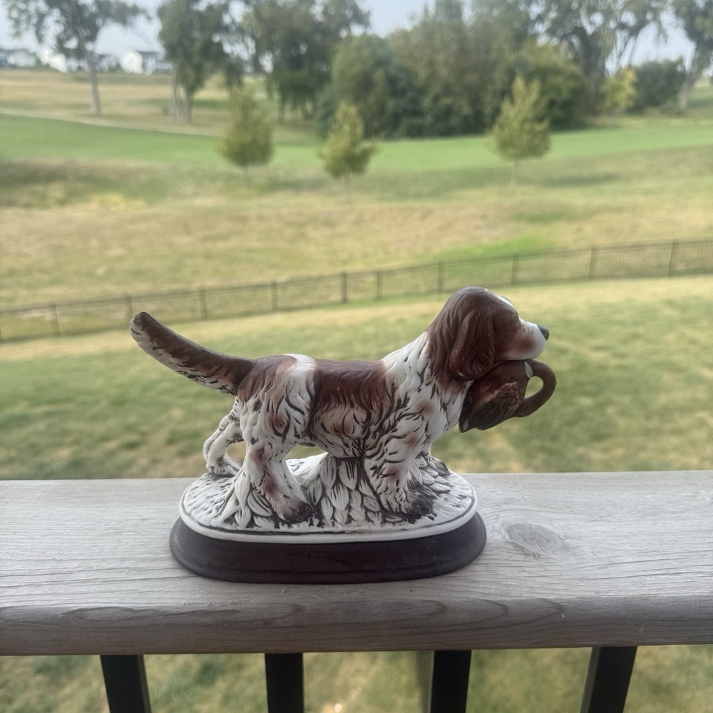 Friendly Home‎ Parties PORCELAIN HUNTING DOG WITH DUCK Figurine